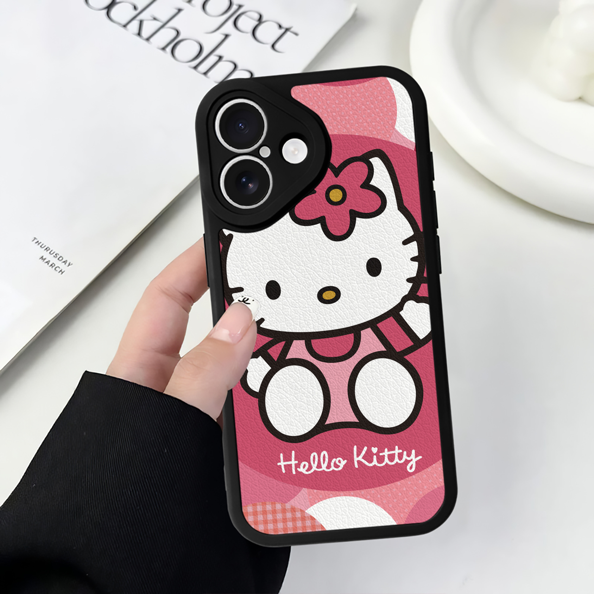 （画像用） Hello Kitty ハローキティ 【iPhone 16シリーズ対応】シリコンスマホケース（レザー調） 材質：シリコン